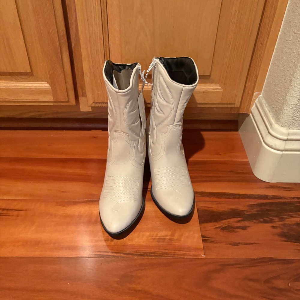 New! Cream Western Boots, Size 8